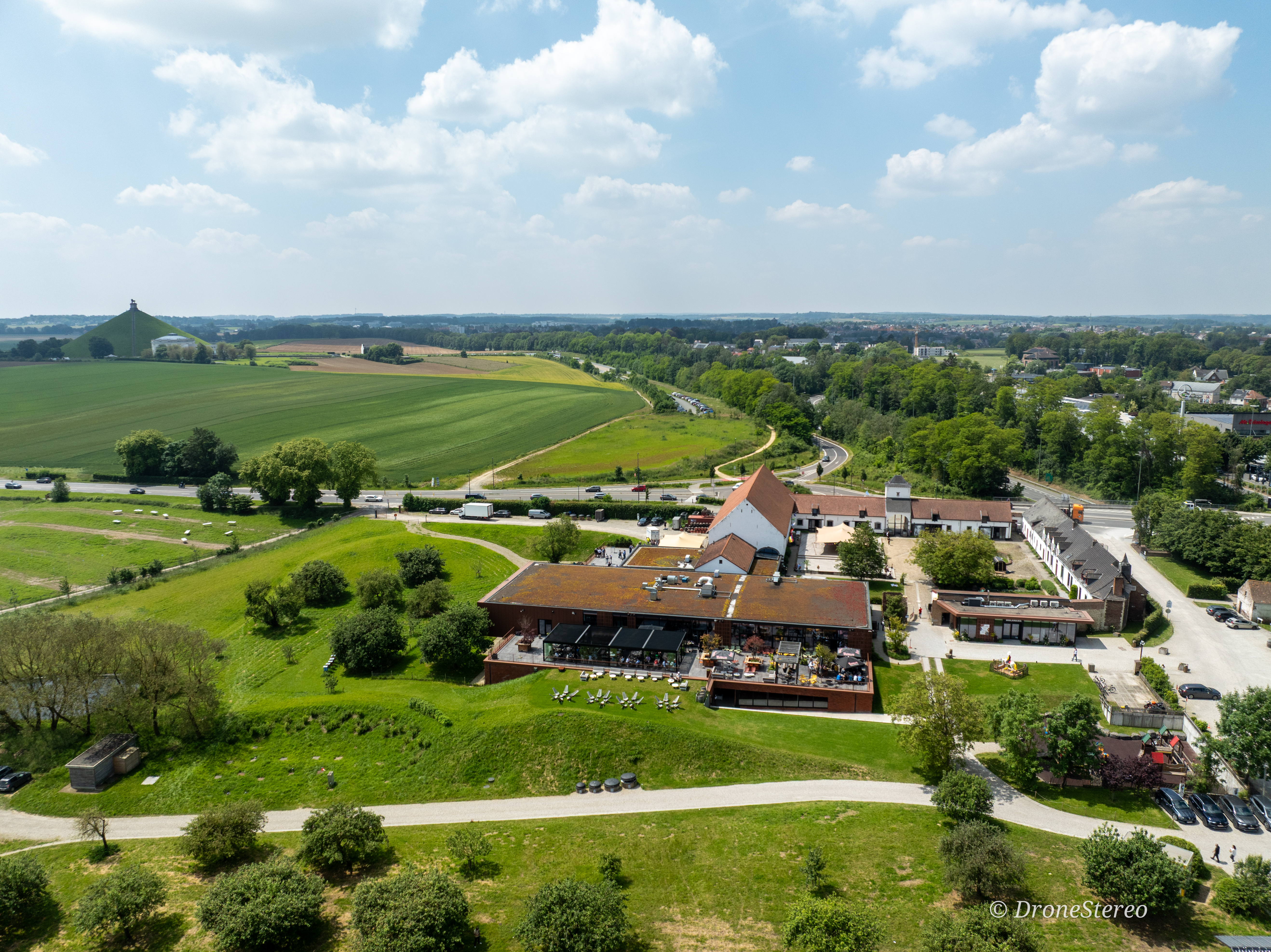 Luchtfoto van Belgisch landschap met brasserie en rivier